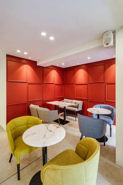 코랄레드 웨인스코팅이 돋보이는 유니크 카페